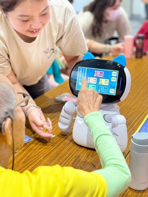 社區帶領長輩活動-與機器人互動3圖片