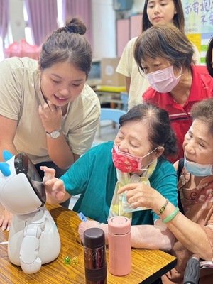 社區帶領長輩活動-與機器人互動1圖片