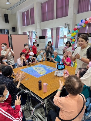 社區帶領長輩活動-與機器人互動2圖片