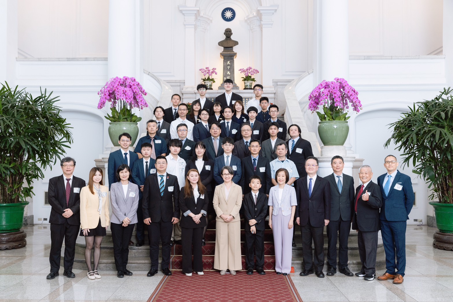 2025韓國首爾國際發明展獲獎人員於總統府合影